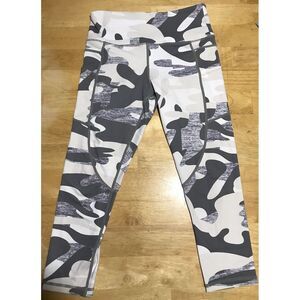 Zyia Active Gray White‎ Camo w/ Pockets Size 4 Hi-Rise Capri Leggings